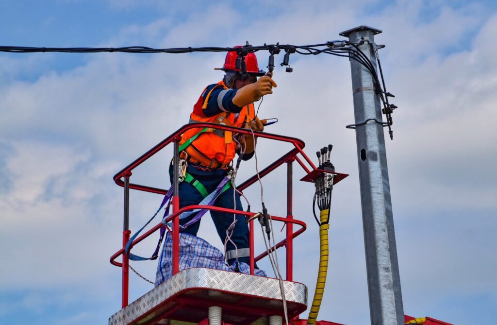 Elektrikervikar på arbejde