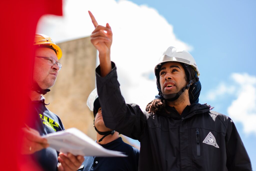 international ingeniør ved at forklare et koncept