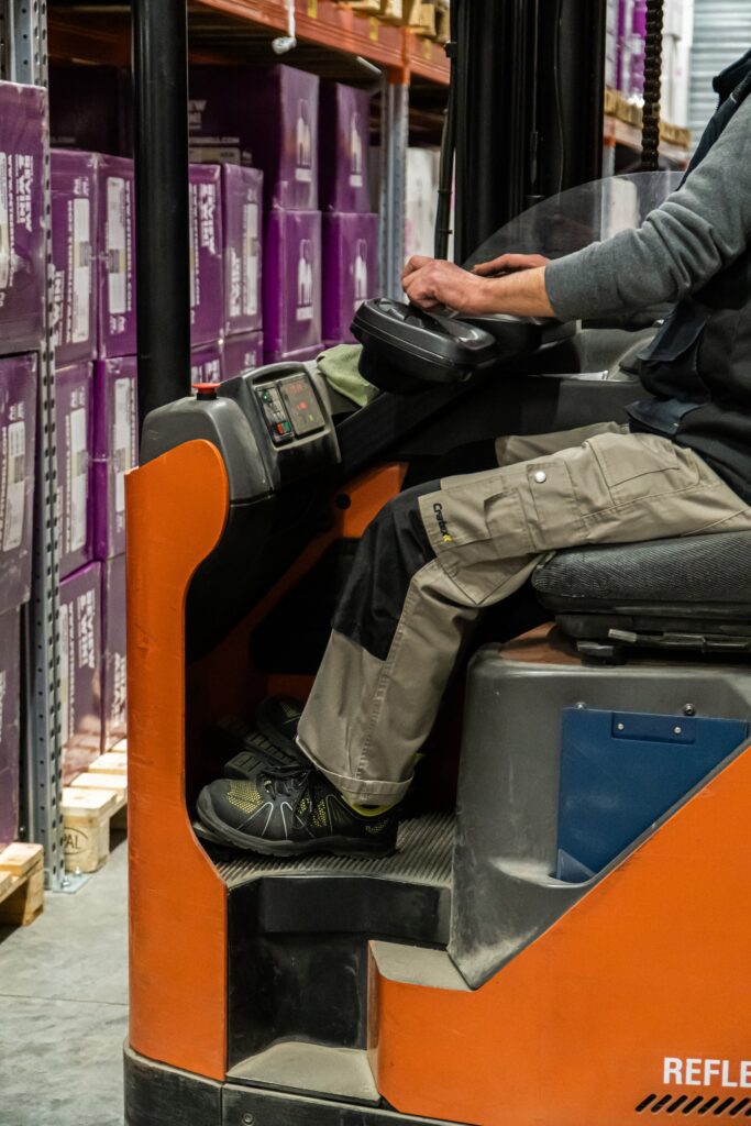 Lagervikar i gang med truckkørsel