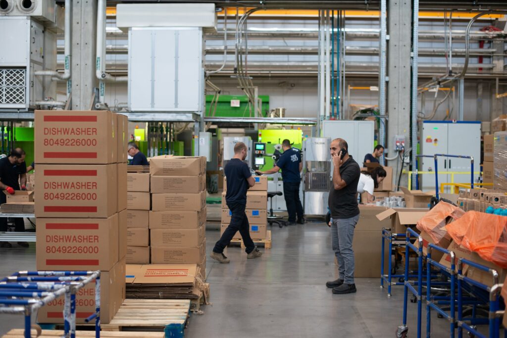 lagervikarer i gang med arbejdet på lageret blandt trucks og kasser