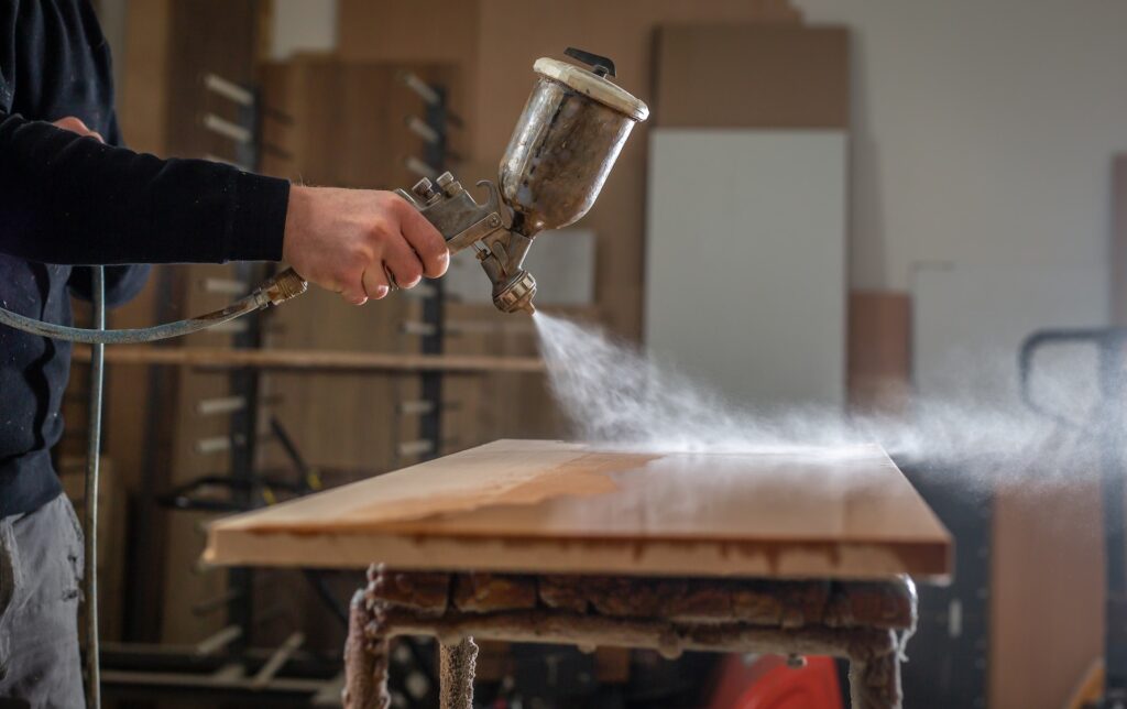 Malervikar i gang med spraymaling